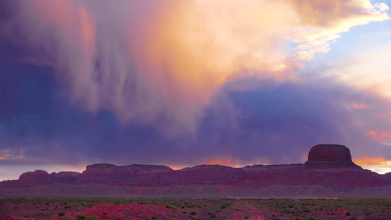 hermosas nubes de lluvia rodando sobre cerros cerca de monument valley, utah