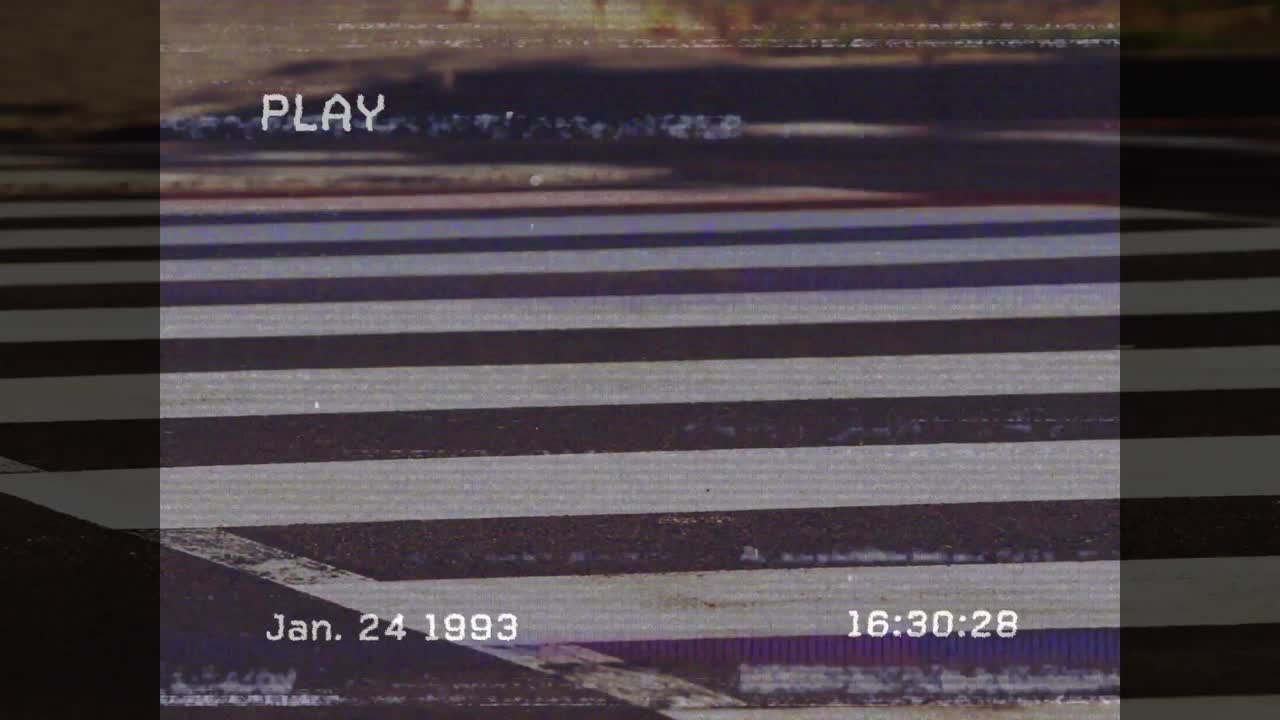 video antiguo de un peatón caminando