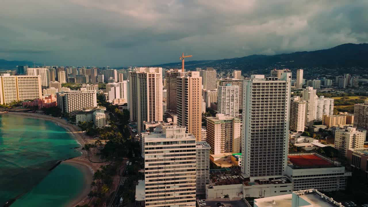 Riprese aeree di Honolulu, Hawaii, con cielo nuvoloso.