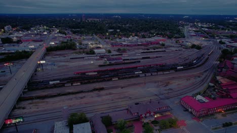 aerial columbus, ga: patio de trenes, carretera y paisaje urbano al crepúsculo