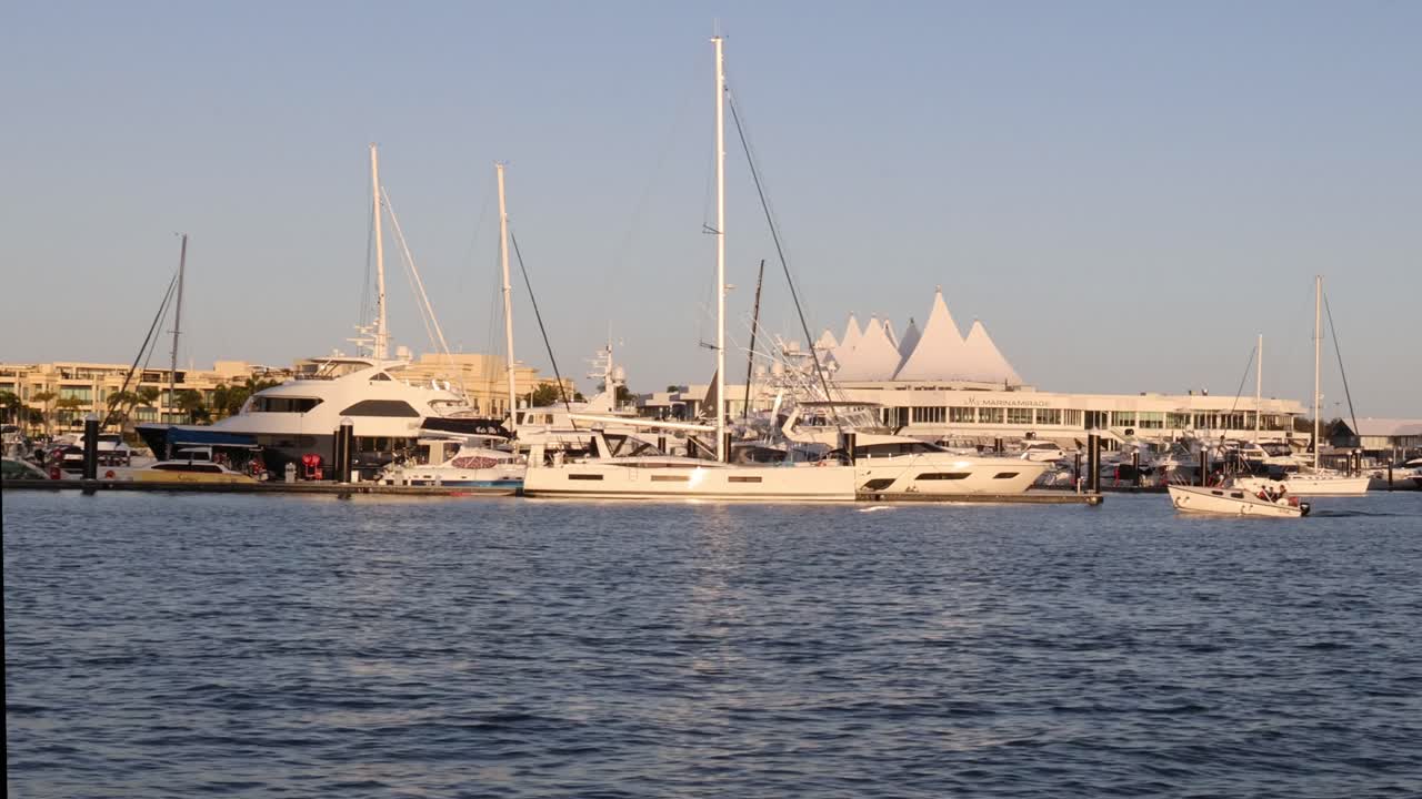 해가 지는 동안 마리나에 있는 배의 타임스