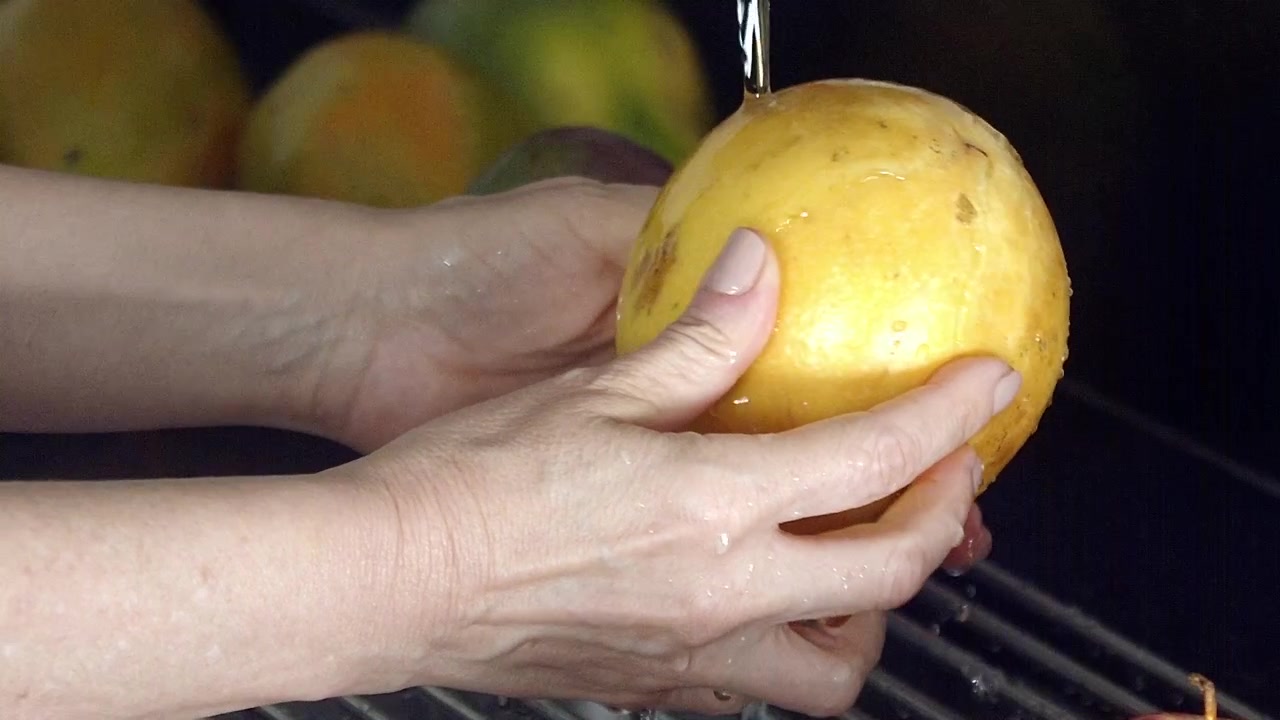 Frutta vitaminizzata, sciacquo con acqua, ambiente interno, coppia di mani