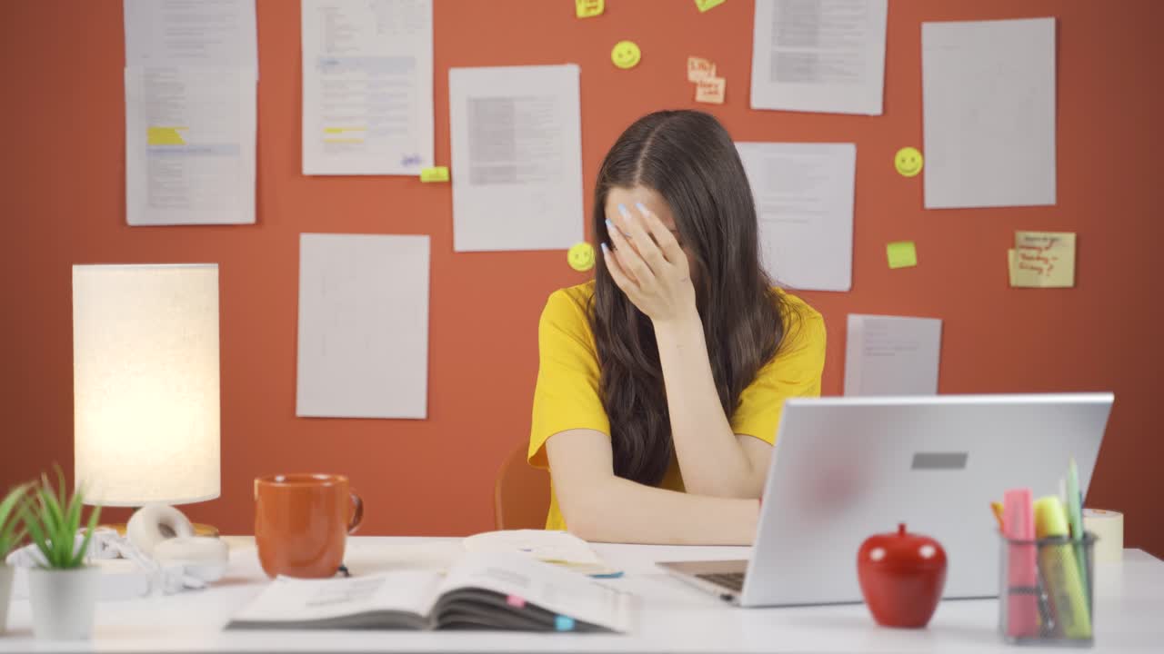 집에서 혼자 울고 슬퍼하는 소녀 아이.