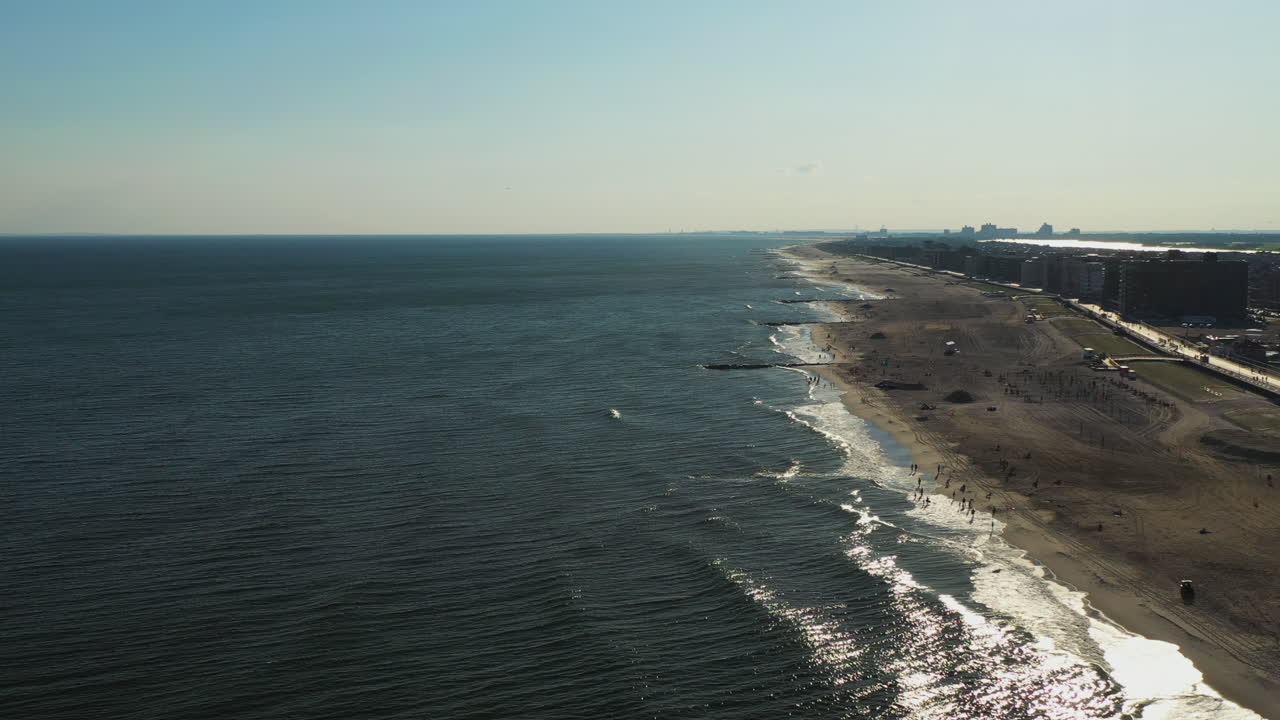 하강 - 돌리 앞으로 바다 아래로 - 뉴욕 롱 비치의 물에서 반짝이는 석양을 향해