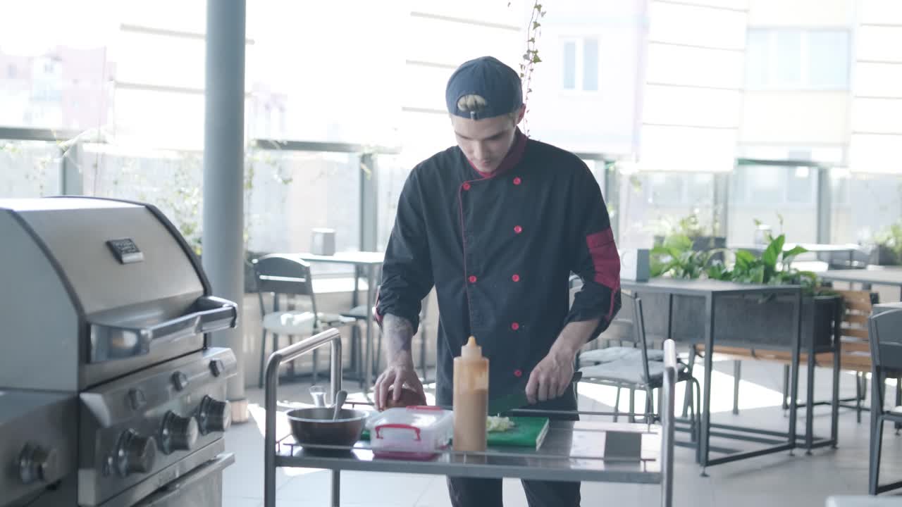 이 그릴 위에 햄버거를 준비하고 있다