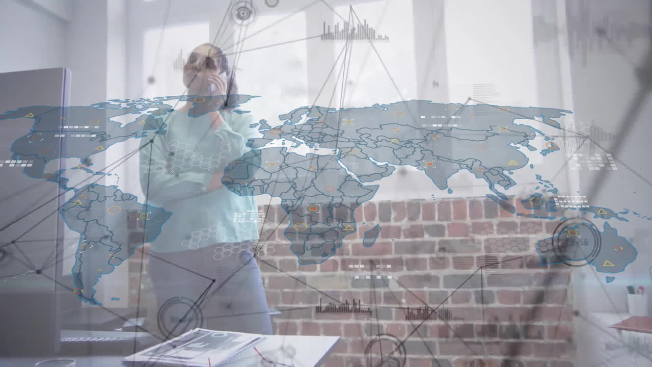 анимация сетей и обработка данных над кавказской бизнесменкой в офисе