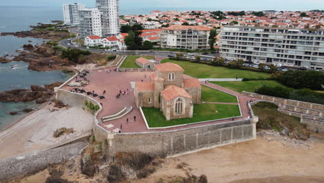 Priorato-Medieval-De-San-Nicolas-Y-Paisaje-Urbano-De-Sables-D&#39;olonne-Con-Rascacielos,-Vista-Aérea