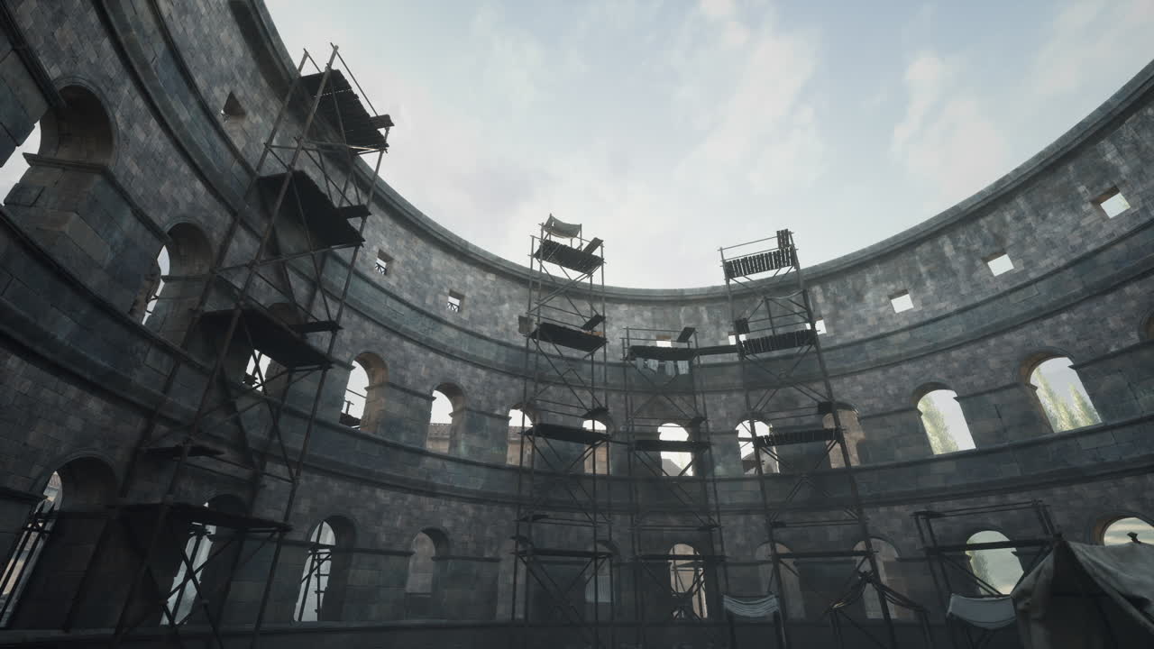 낮에는 역사적인 고대 암피테이터에서 리노베이션 작업이 진행되고 있습니다.