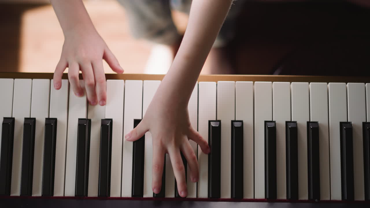 el músico toca una composición con notas de duración acortada