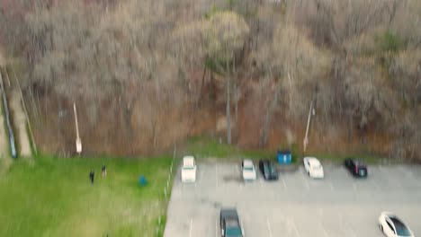 enseñando drones a un amigo en un pequeño parque
