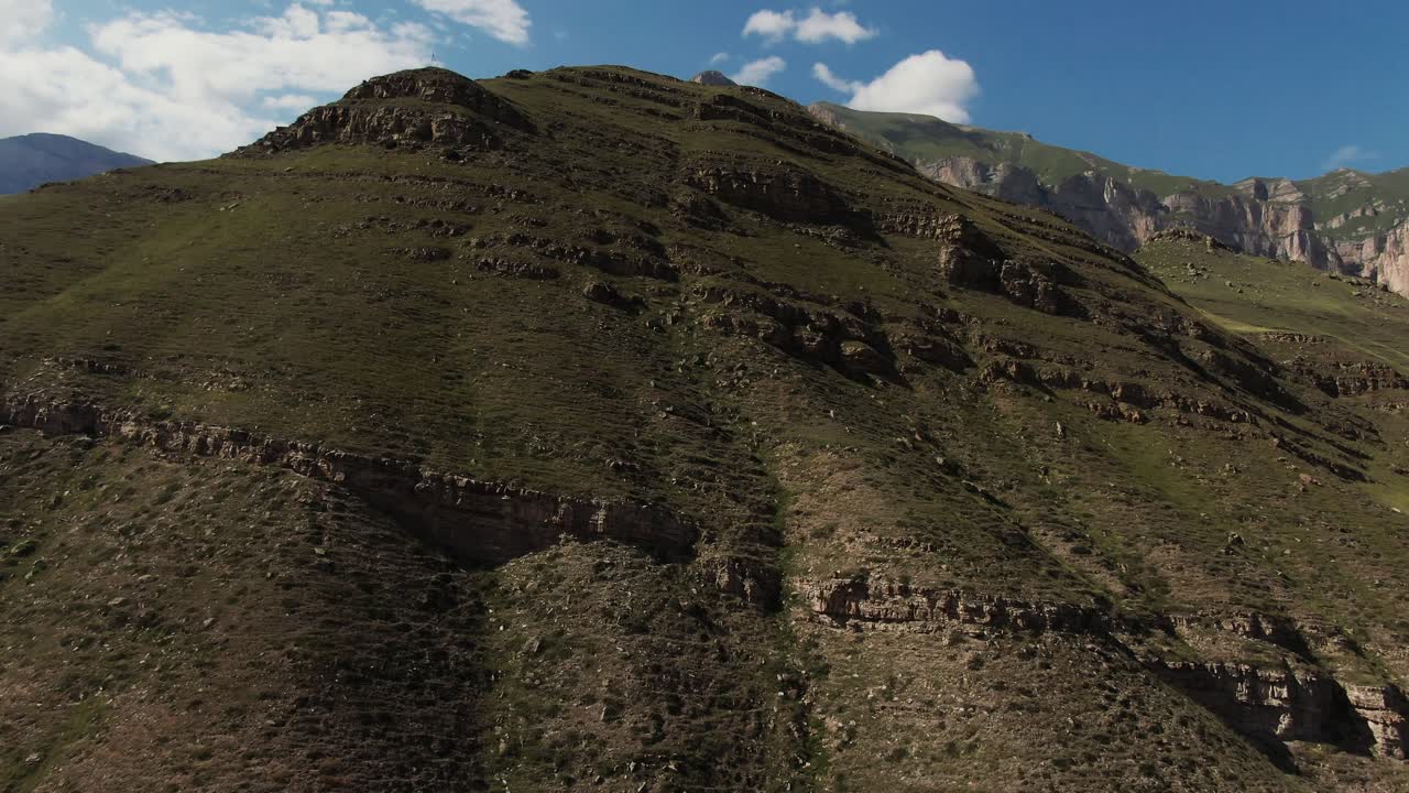 울창한 식물과 함께 산악 풍경
