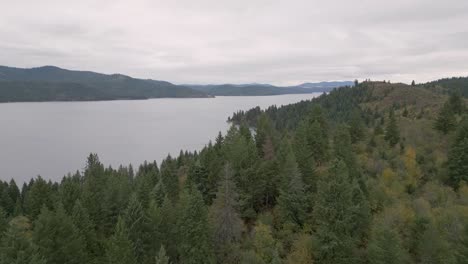 Coeur-D&#39;Alene-Lake-In-Idaho-An-Einem-Bewölkten-Tag-Im-Jahr-2023