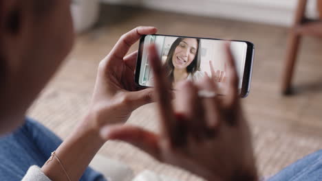 Mujer-Sorda-Que-Usa-Un-Teléfono-Inteligente-Para-Chatear-Por-Video-Con-Su-Mejor-Amiga-Comunicándose-Con-Gestos-Manuales-En-Lenguaje-De-Señas-Disfrutando-De-La-Comunicación-En-Línea