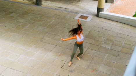 joven bailarina bailando en la ciudad 4k