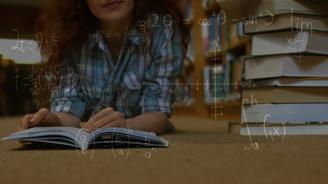 estudiante tendido en el suelo y leyendo un libro