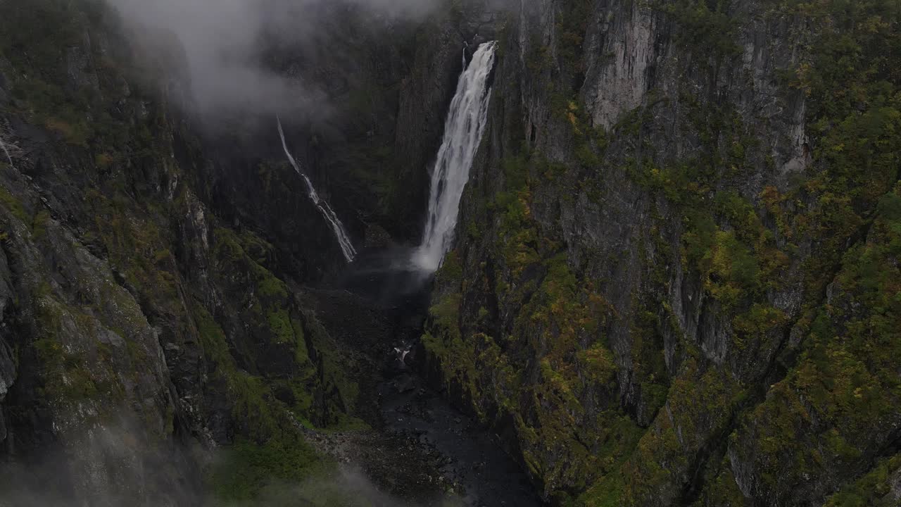imágenes cinematográficas de aviones no tripulados de volar lejos de la cascada vøringsfossen en el oeste de noruega