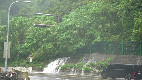 Cámara-Lenta-Capturando-Autos-Conduciendo-En-Condiciones-Peligrosas-Con-Mala-Visibilidad,-Fuertes-Lluvias-Con-Desbordamiento-De-Agua-En-La-Carretera-En-El-Túnel-Hsuehshan-En-La-Ciudad-De-Hualien,-Taiwán,-Tormenta-Y-Tifón