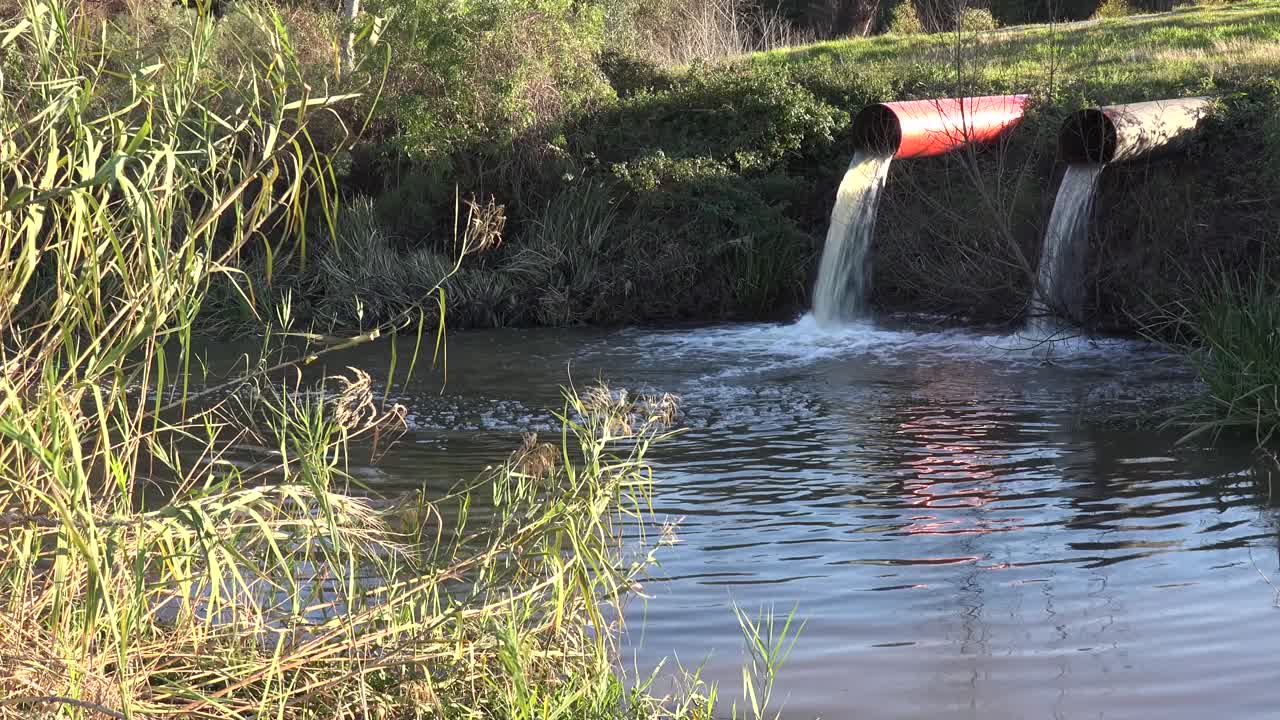el agua contaminada se vierte en una vía fluvial a través de tuberías industriales 3