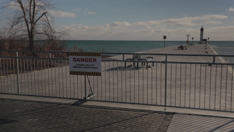 lado de advertencia frente a un muelle frente al lago