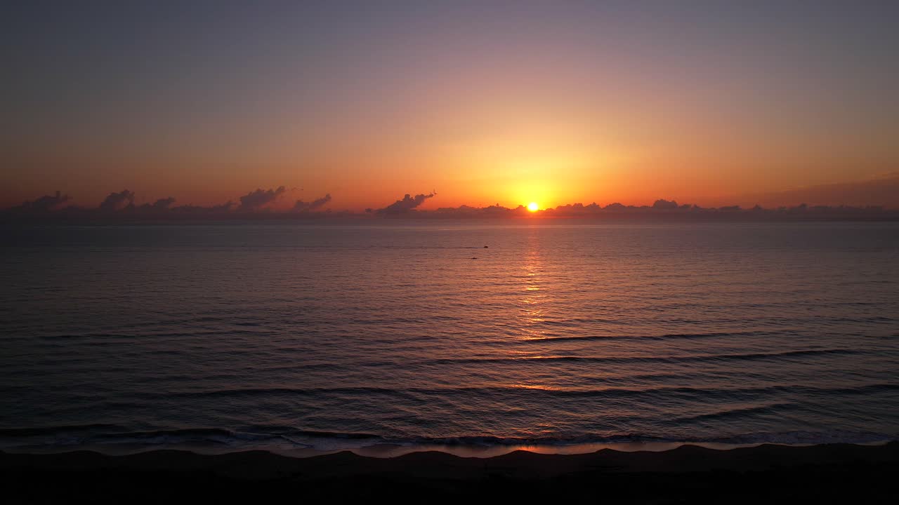 amanecer del océano sobre la playa tiempo lapse olas rodando en