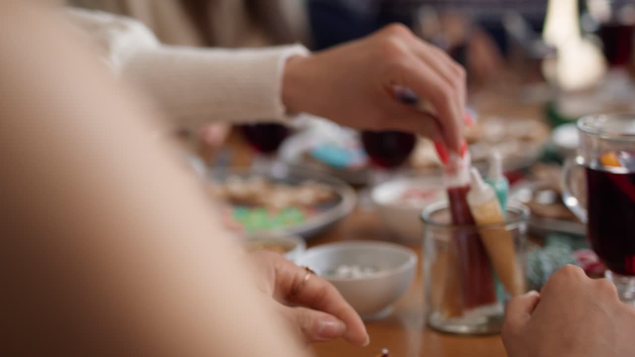 크리스마스 쿠키 를 장식 하는 여자 의 클로즈업 비디오