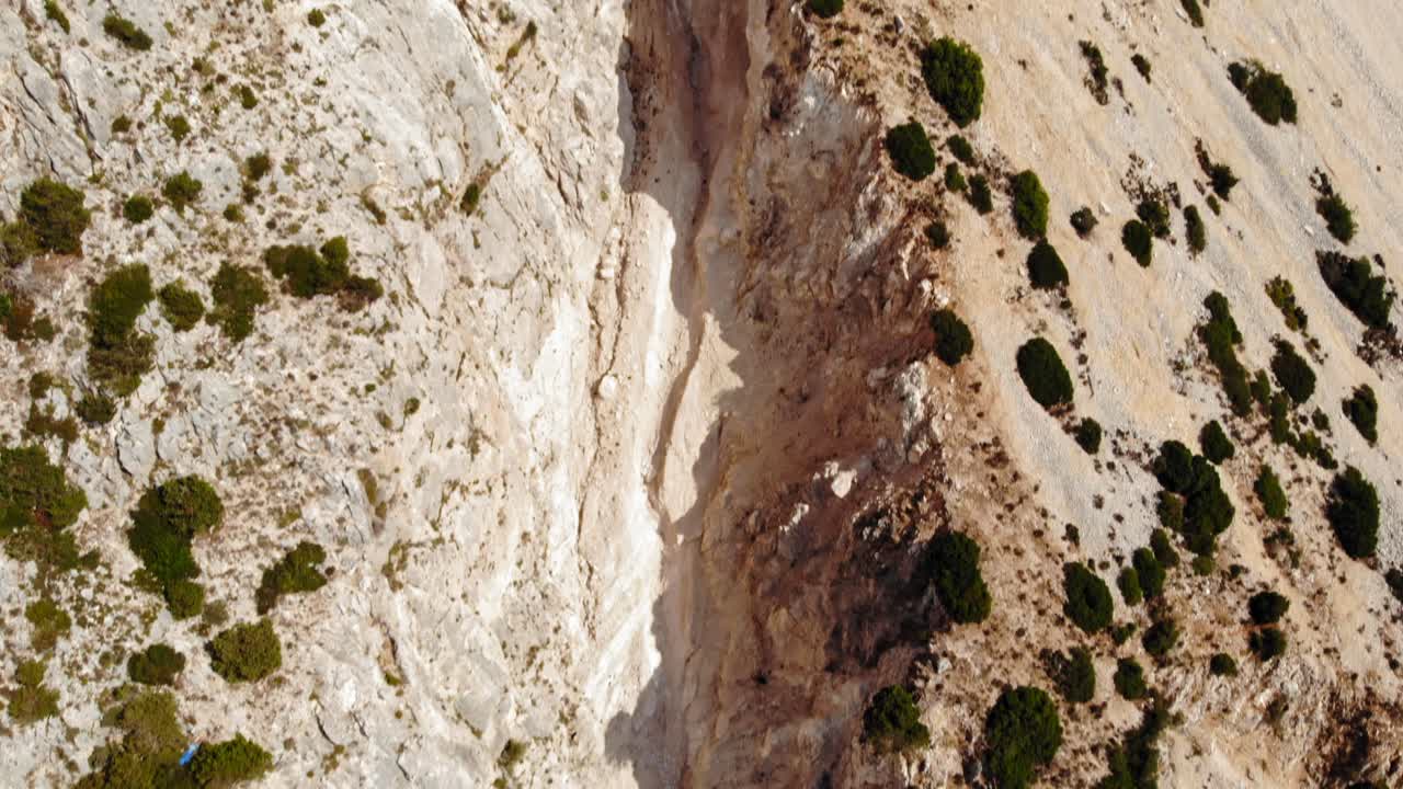 grieta masiva en la ladera de la montaña cerca de la playa de myrtos en kefalonia, grecia
