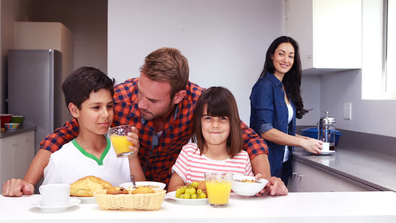 부에서 아침 식사를 하는 가족