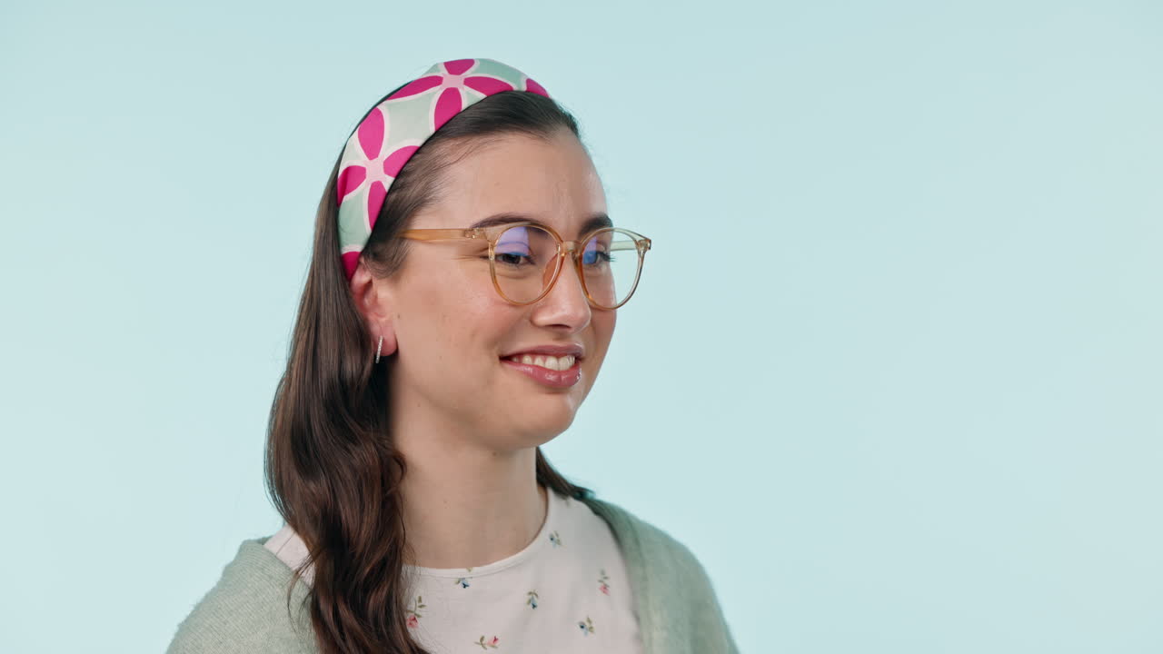 cara, guiño y mujer con gafas