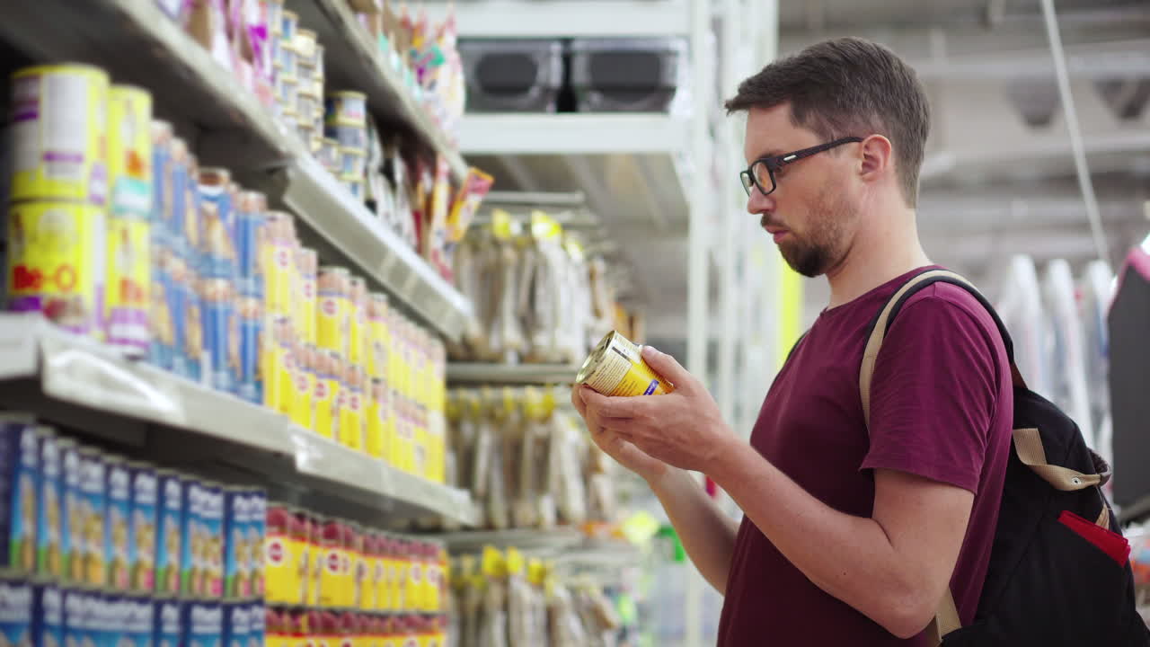 hombre comprando comida para mascotas en una tienda de comestibles
