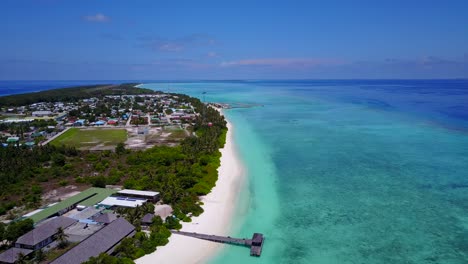 Luftbild-Eines-Resorts-Auf-Den-Malediven-Mit-Weißen-Sandstränden-Und-Tiefblauem-Meer