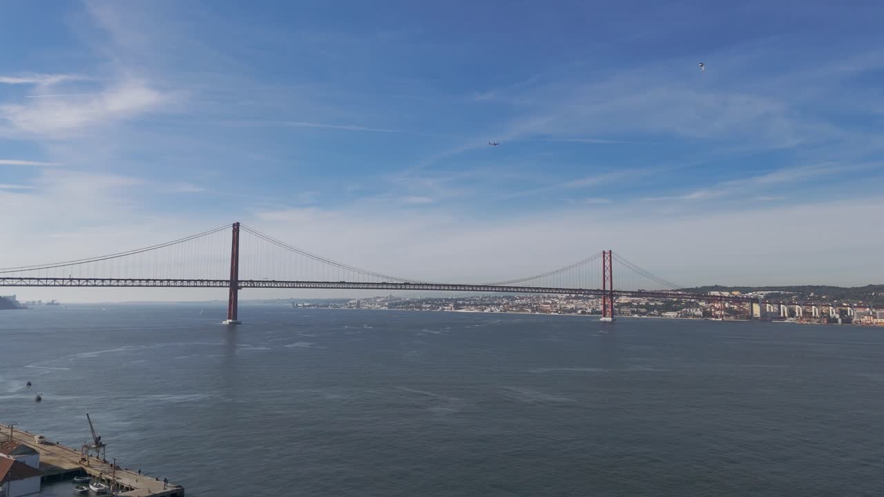 Vista aerea del Ponte 25 de Abril e del fiume Tago nella soleggiata Lisbona