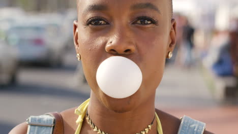 Chicle,-Burbuja-Y-Mujer-Negra-Con-Una-Sonrisa-Feliz