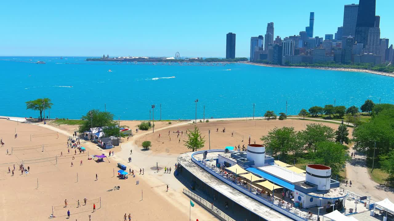 시카고 일리노이 노스 애비뉴 해변의 공중 저공 비행 | 백그라운드에서 시내 시카고 | 오후 조명