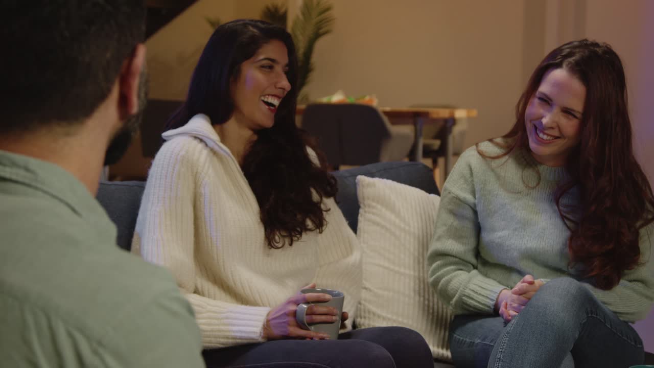 grupo de amigos relajados sentados en el sofá en casa o en un bar o cafetería hablando y bebiendo café juntos 6