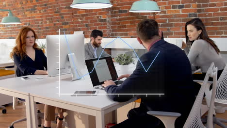 animación de gráfico sobre diversos compañeros de trabajo hablando y trabajando en la computadora en la oficina