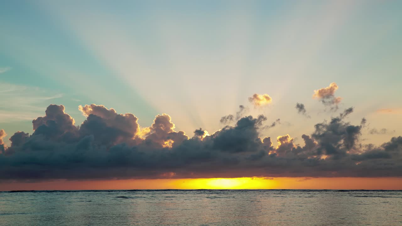 바다 위의 아름다운 일출 타임스