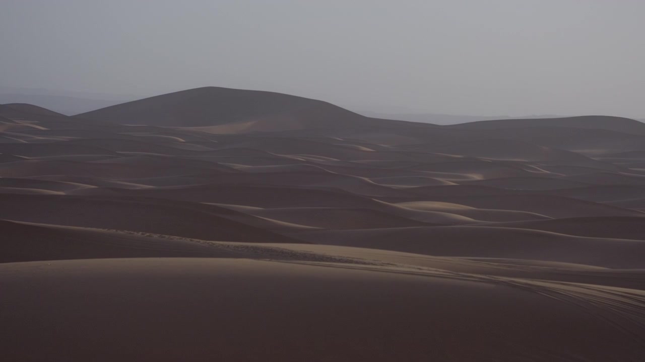 Video epico di dune di sabbia nel vasto deserto del Sahara, filmato con un teleobiettivo