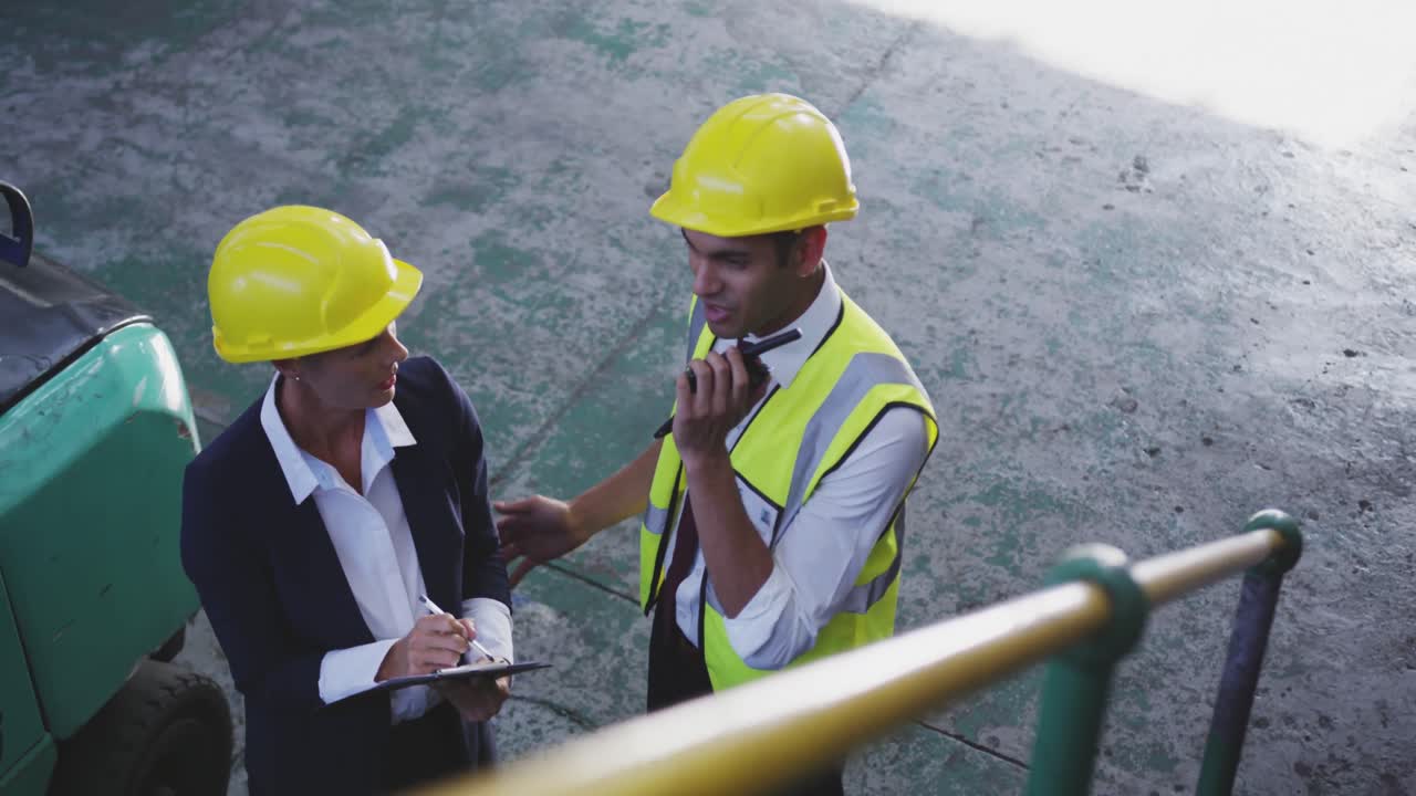mujeres y hombres gerentes de almacenes en la discusión 4k