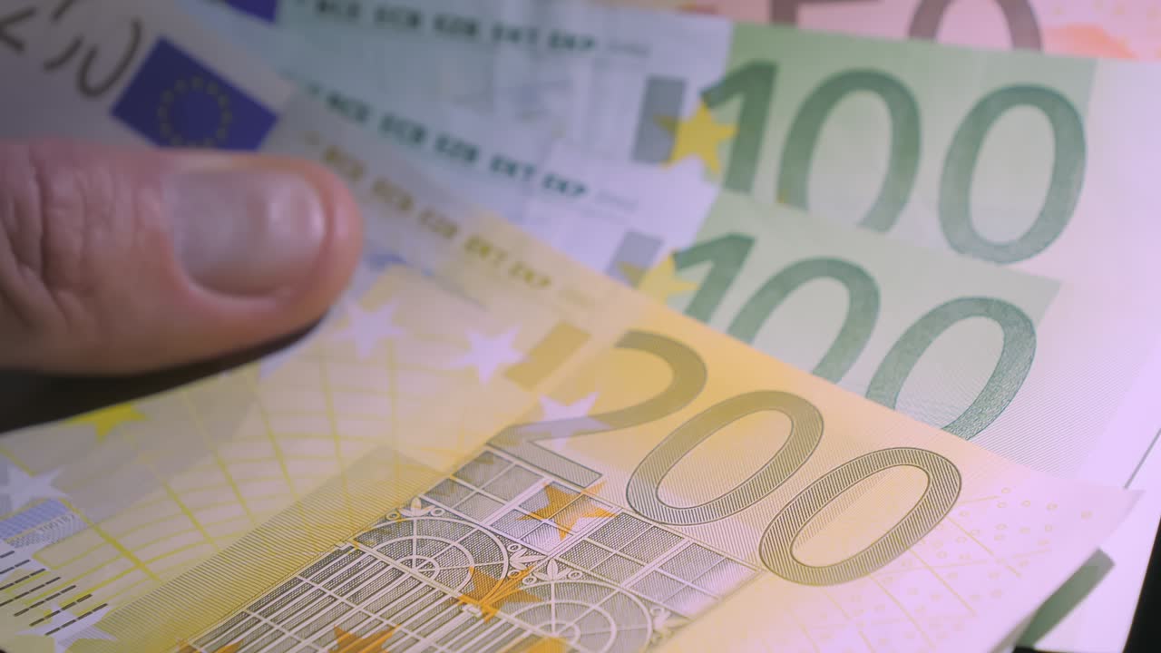 방 안의 유로 종이 지폐를 들고 있는 손. 근접 사진.4k uhd