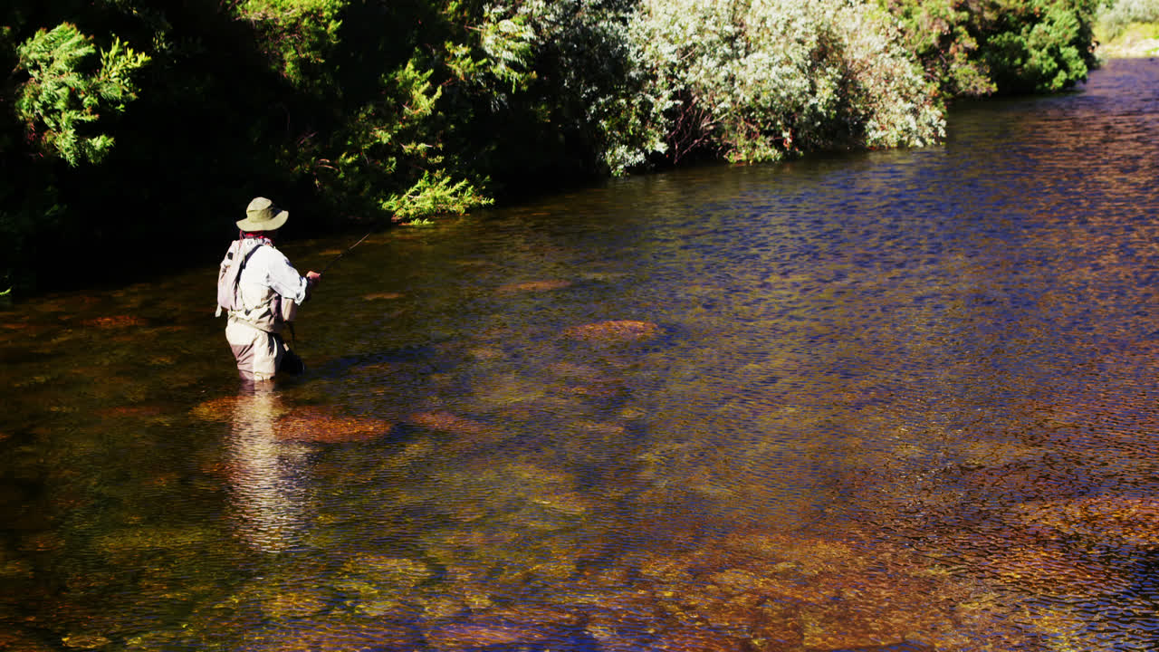 hombre pescando con la mosca en el río
