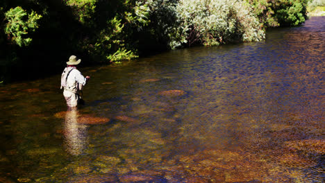 hombre pescando con la mosca en el río