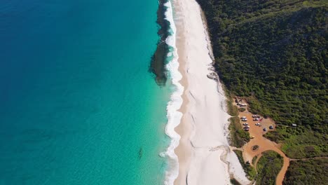 4K-Luftaufnahmen-Einer-Drohne-Mit-Aufwärtsschwenk-Zeigen-Den-Weißen-Sandstrand-Und-Das-Blaue-Meerwasser-Von-Shelley-Beach,-Albany-In-Westaustralien