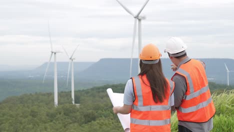 Fortschrittliches-Konzept-Von-Ingenieuren,-Die-Im-Windpark-Auf-Dem-Berg-Arbeiten.