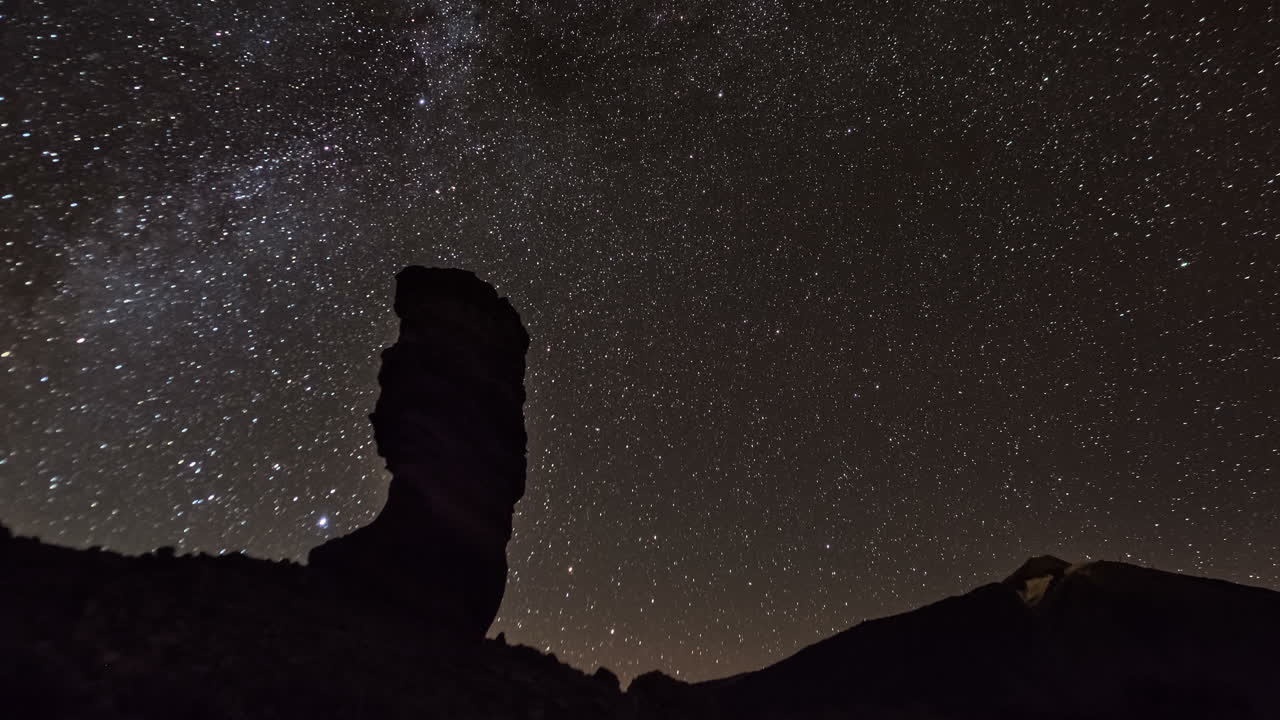 secuencia de lapso de tiempo de la vía láctea en el parque nacional del teide en tenerife