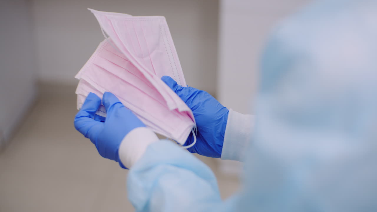 mujer con máscara protectora en las manos 1