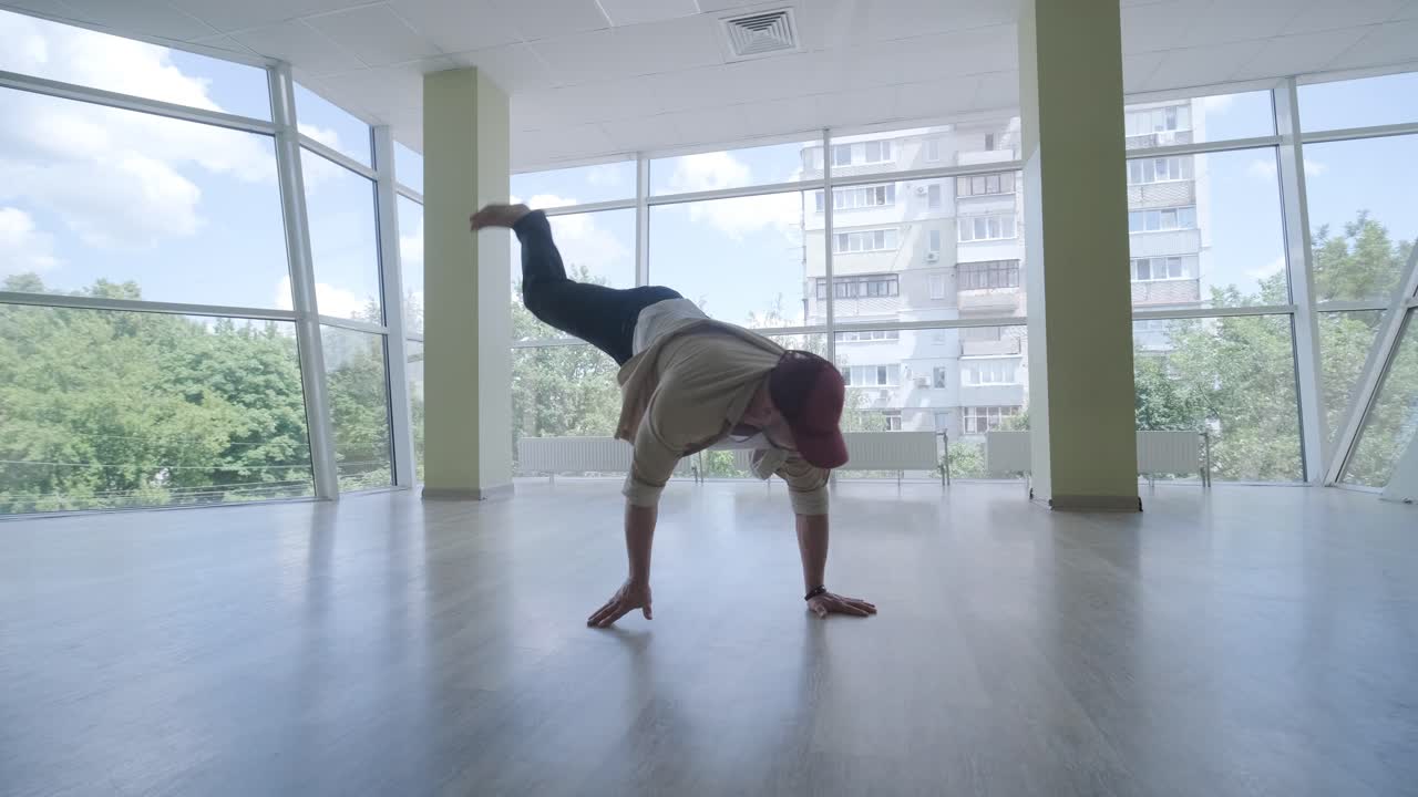 스타일리시한 젊은 남성 댄스 브레이크 댄스 및 안무. 공연, 움직임, 스타일 및 패션 개념