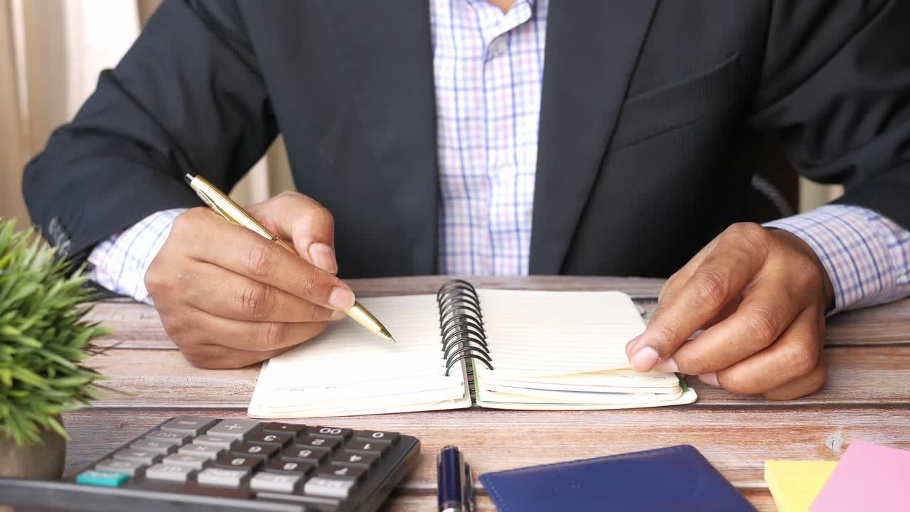 彼の机で働く実業家