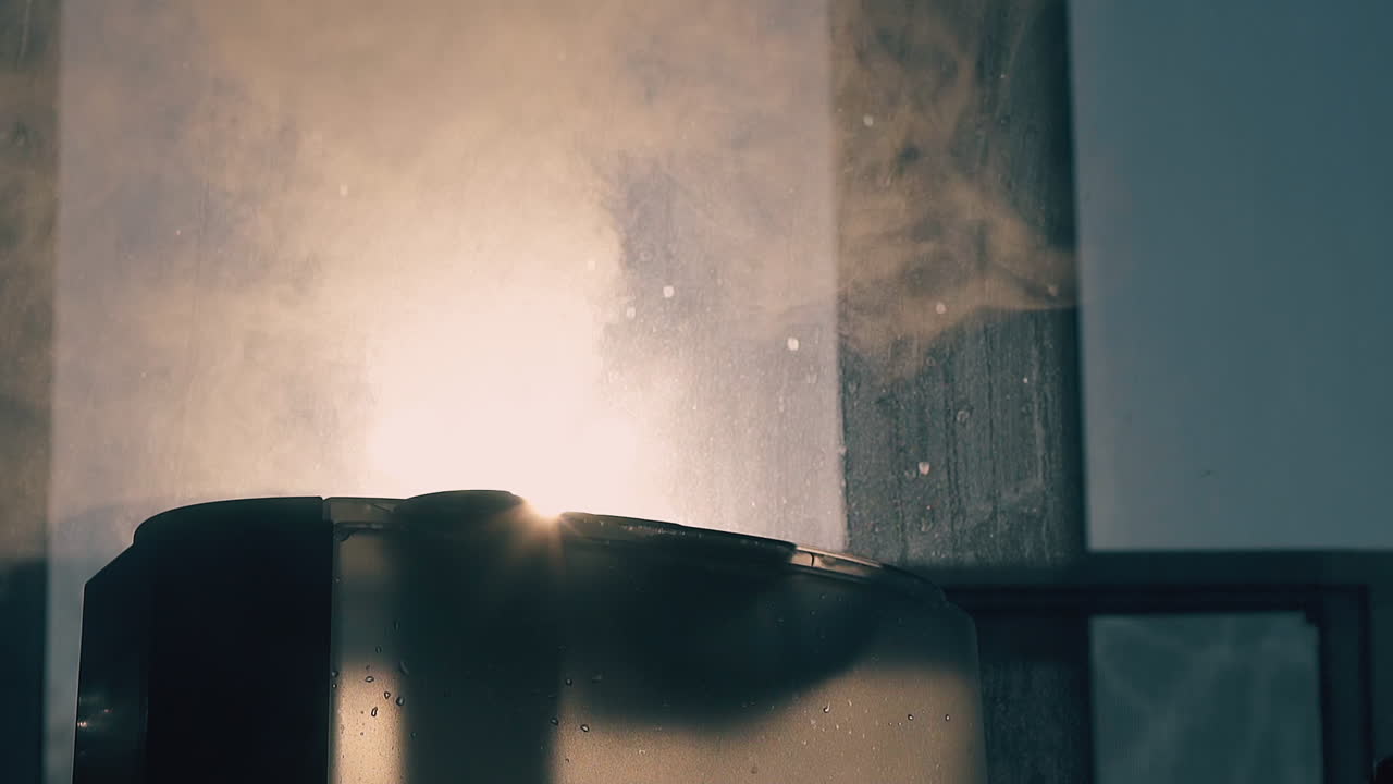 공기 이온화기는 창문 근처에서 무거운 증기 구름을 방출합니다.