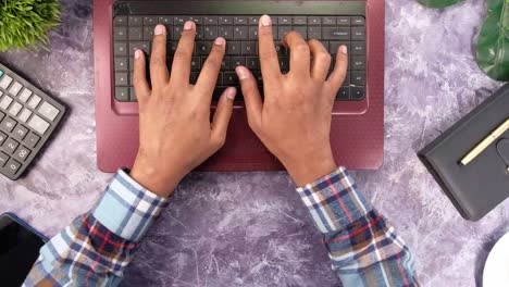 persona escribiendo en una computadora portátil en un escritorio