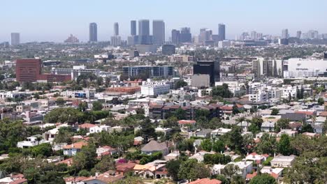 Vista-Aérea-De-West-Hollywood-Con-Edificios-De-La-Ciudad-Del-Siglo-En-Un-Horizonte-Brumoso